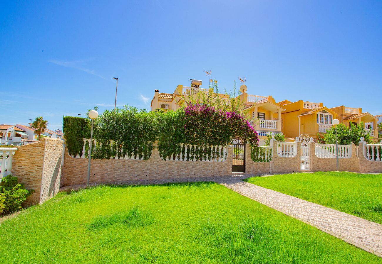 Bungalow en Torrevieja - 080 Family Garden House - Alicante Holiday
