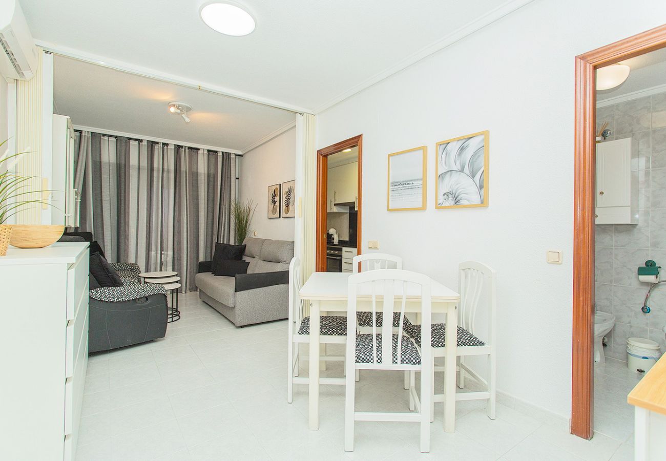 Apartamento en Torrevieja - 039 City Retreat - Alicante Holiday