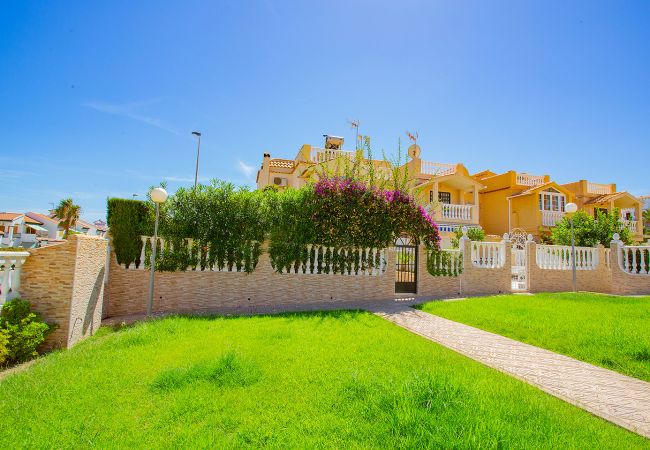 Бунгало на Торревьеха / Torrevieja - 080 Family Garden House - Alicante Holiday